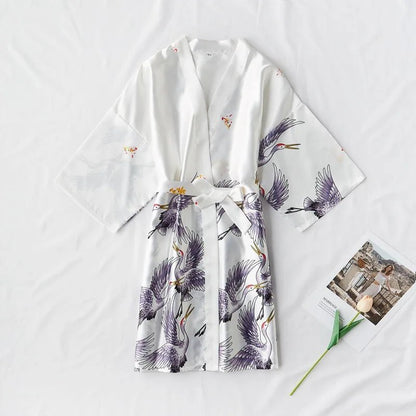 Satynowy szlafrok kimono damski z motywem żurawi i wiązaniem w talii - Senséra