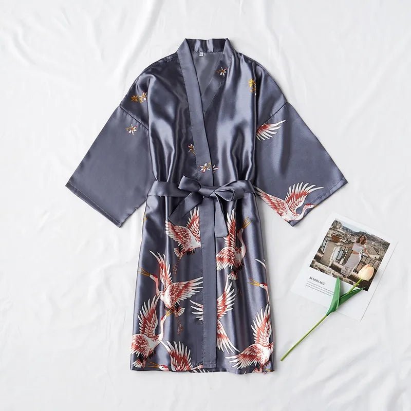 Satynowy szlafrok kimono damski z motywem żurawi i wiązaniem w talii - Senséra