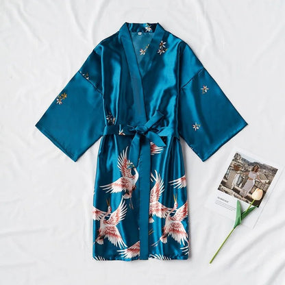 Satynowy szlafrok kimono damski z motywem żurawi i wiązaniem w talii - Senséra
