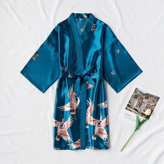 Satynowy szlafrok kimono damski z motywem żurawi i wiązaniem w talii - Senséra