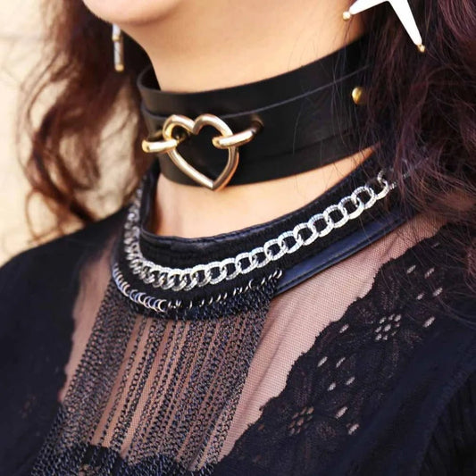 Skórzany choker z sercem i metalowymi detalami w stylu goth - Senséra