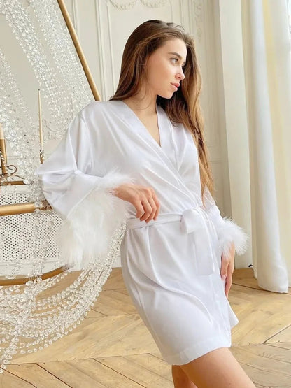 Szlafrok damski z piórami przy rękawach i eleganckim wiązaniem - Senséra