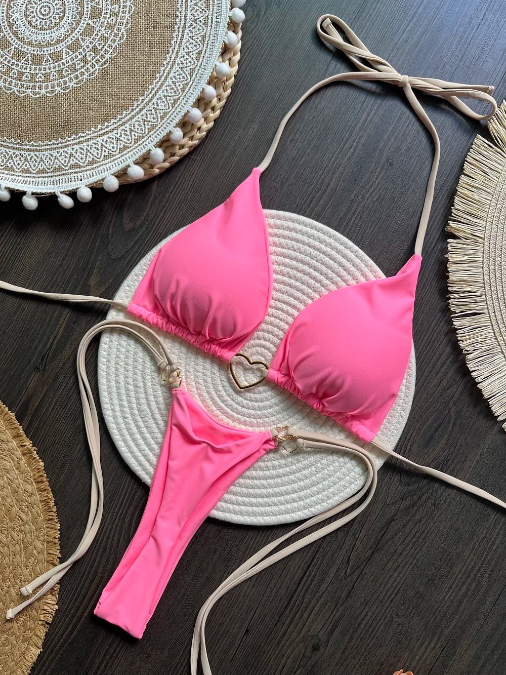 Trójkątne bikini z ozdobnym sercem i wiązanymi stringami - Senséra