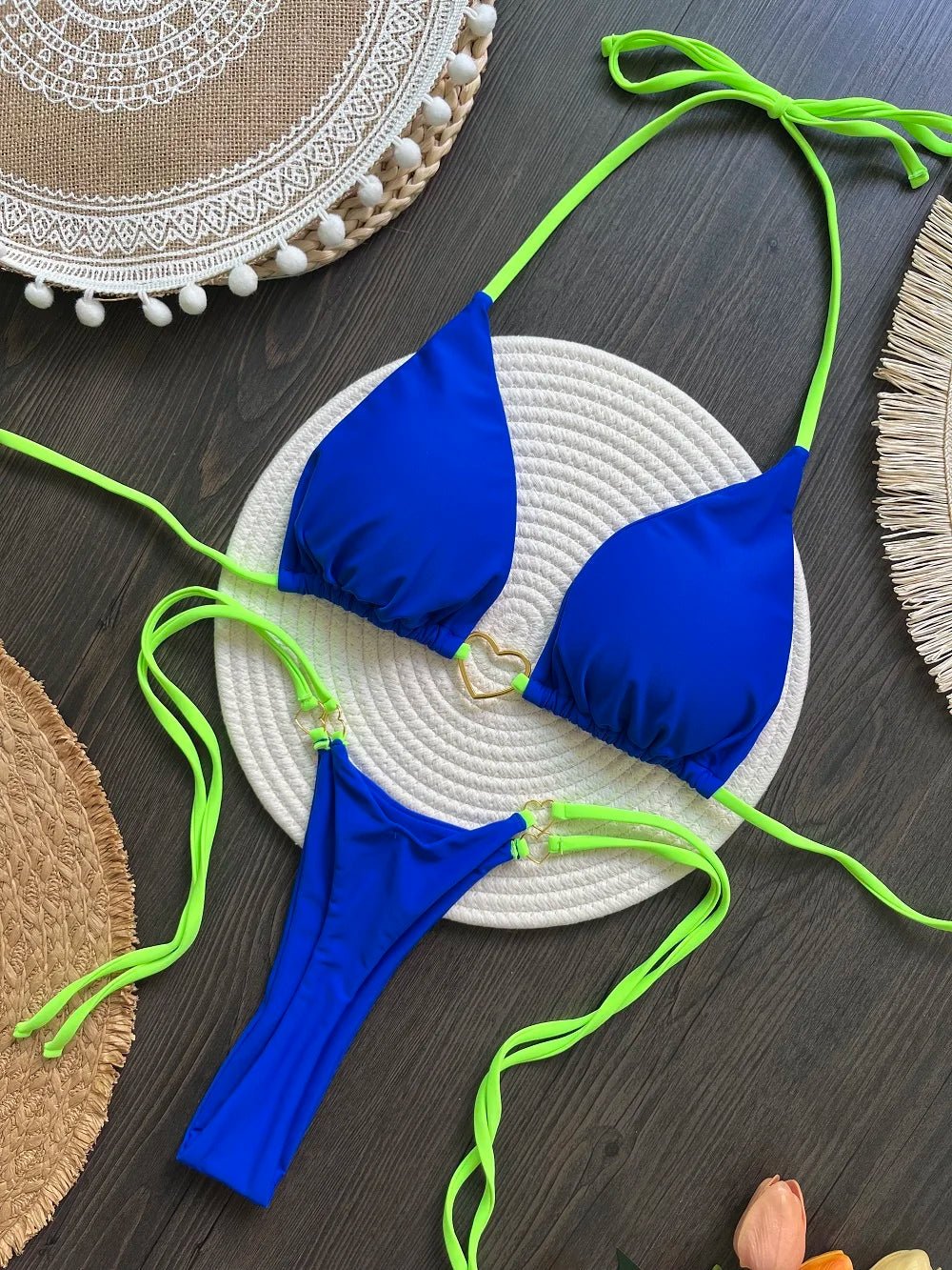 Trójkątne bikini z ozdobnym sercem i wiązanymi stringami - Senséra