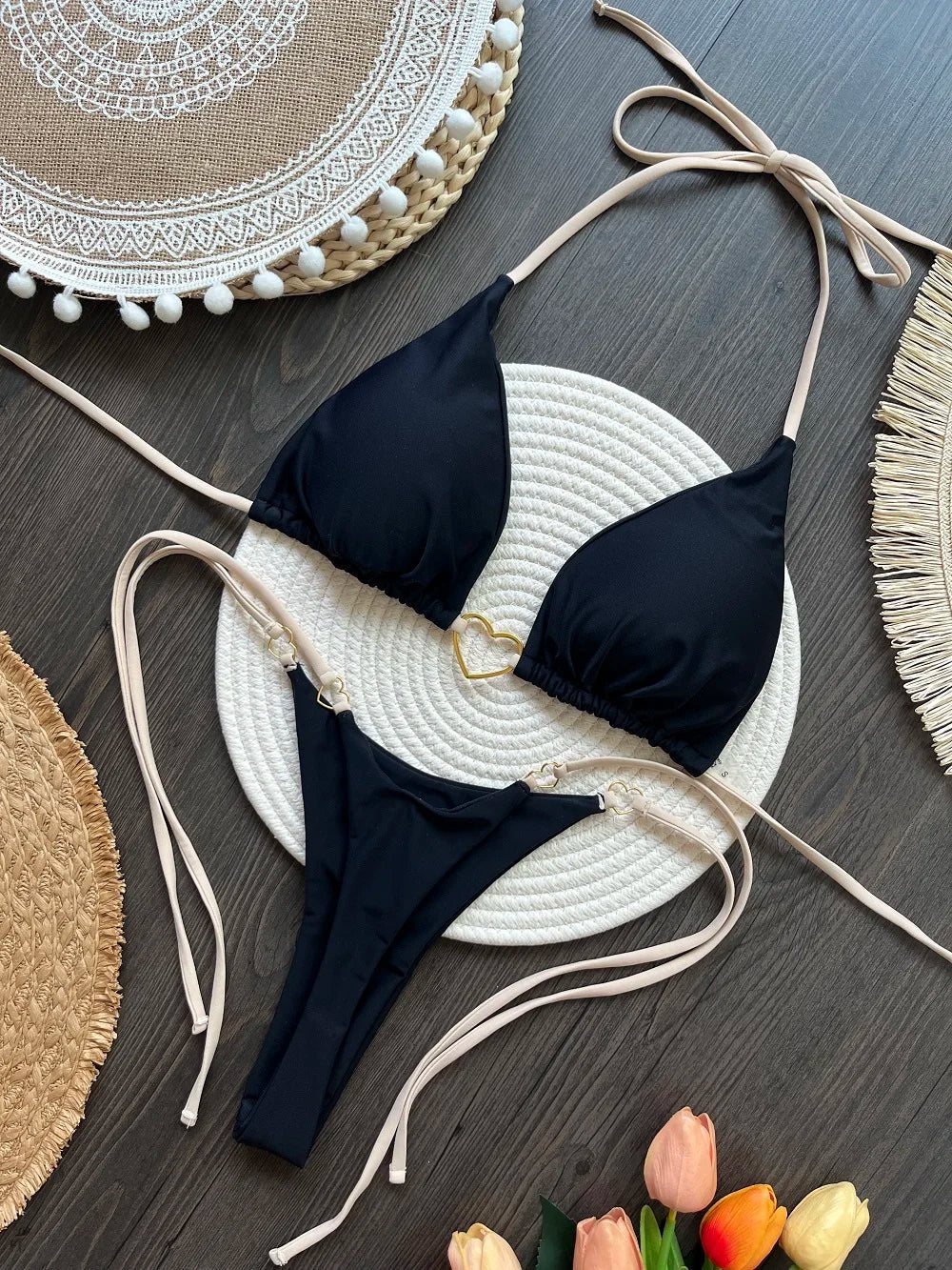Trójkątne bikini z ozdobnym sercem i wiązanymi stringami - Senséra