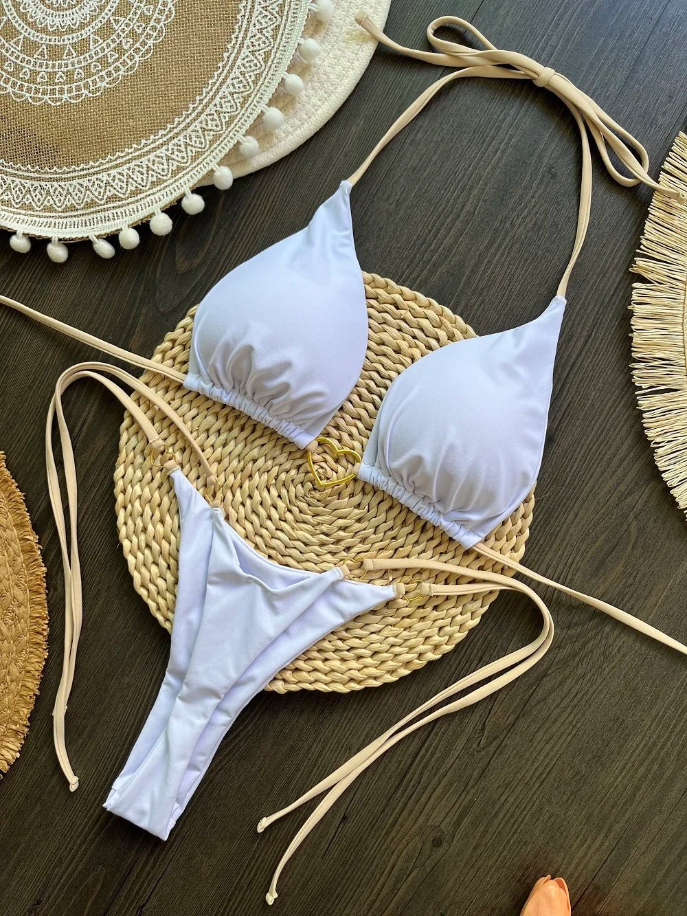 Trójkątne bikini z ozdobnym sercem i wiązanymi stringami - Senséra