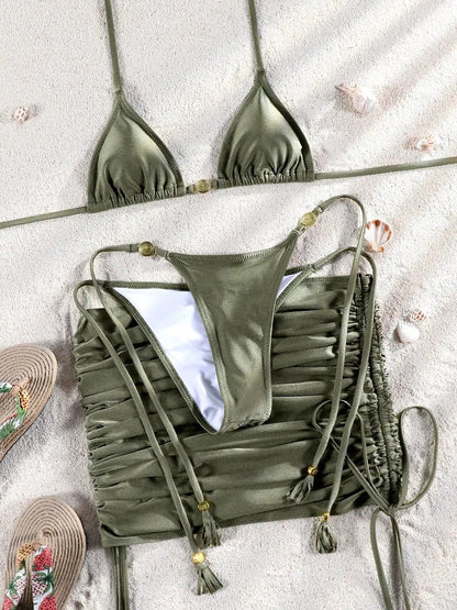 Trzyczęściowe bikini z mini spódniczką i ozdobnymi ringami w minimalistycznym stylu - Senséra