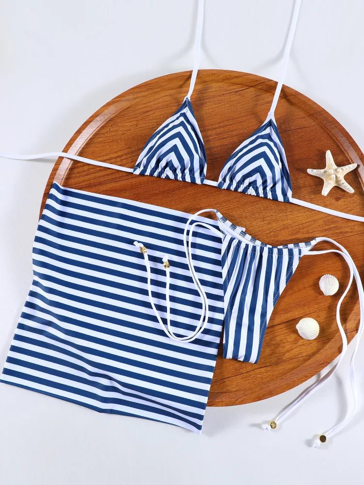 Trzyczęściowe bikini z mini spódniczką i ozdobnymi ringami w minimalistycznym stylu - Senséra