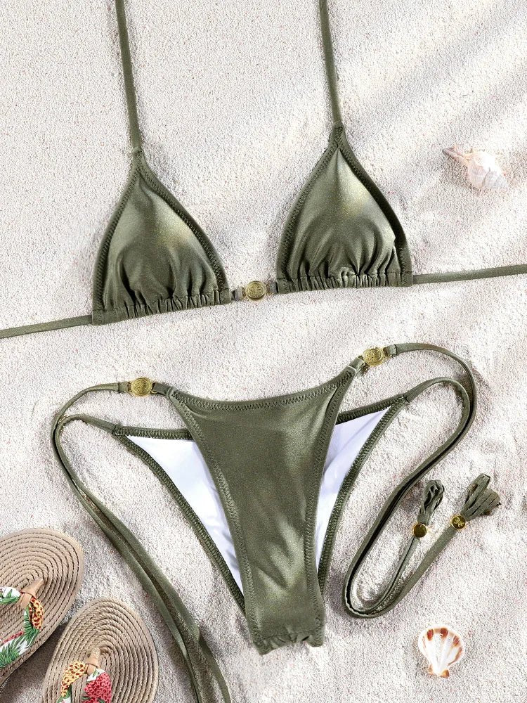 Trzyczęściowe bikini z mini spódniczką i ozdobnymi ringami w minimalistycznym stylu - Senséra