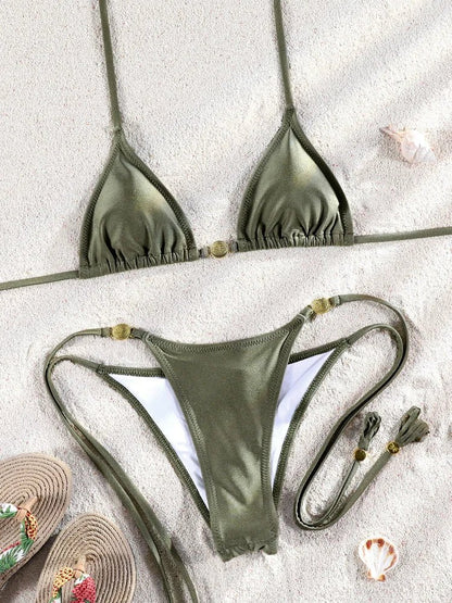 Trzyczęściowe bikini z mini spódniczką i ozdobnymi ringami w minimalistycznym stylu - Senséra